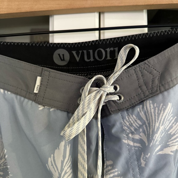 Vuori‎ Cruise Board Shorts Men Size 30 Gray Abstract Athleisure Swim - Picture 5 of 9